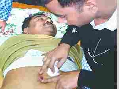 Trader shot at, looted of 8 lakh